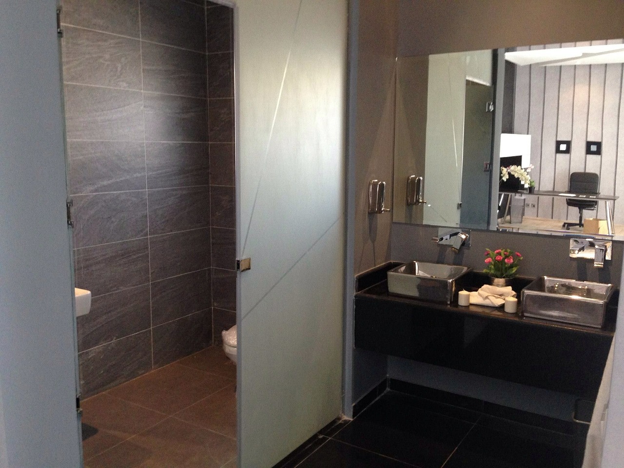 Klasyczna elegancja w łazience: Ponadczasowe wzornictwo i rafinowane detale.