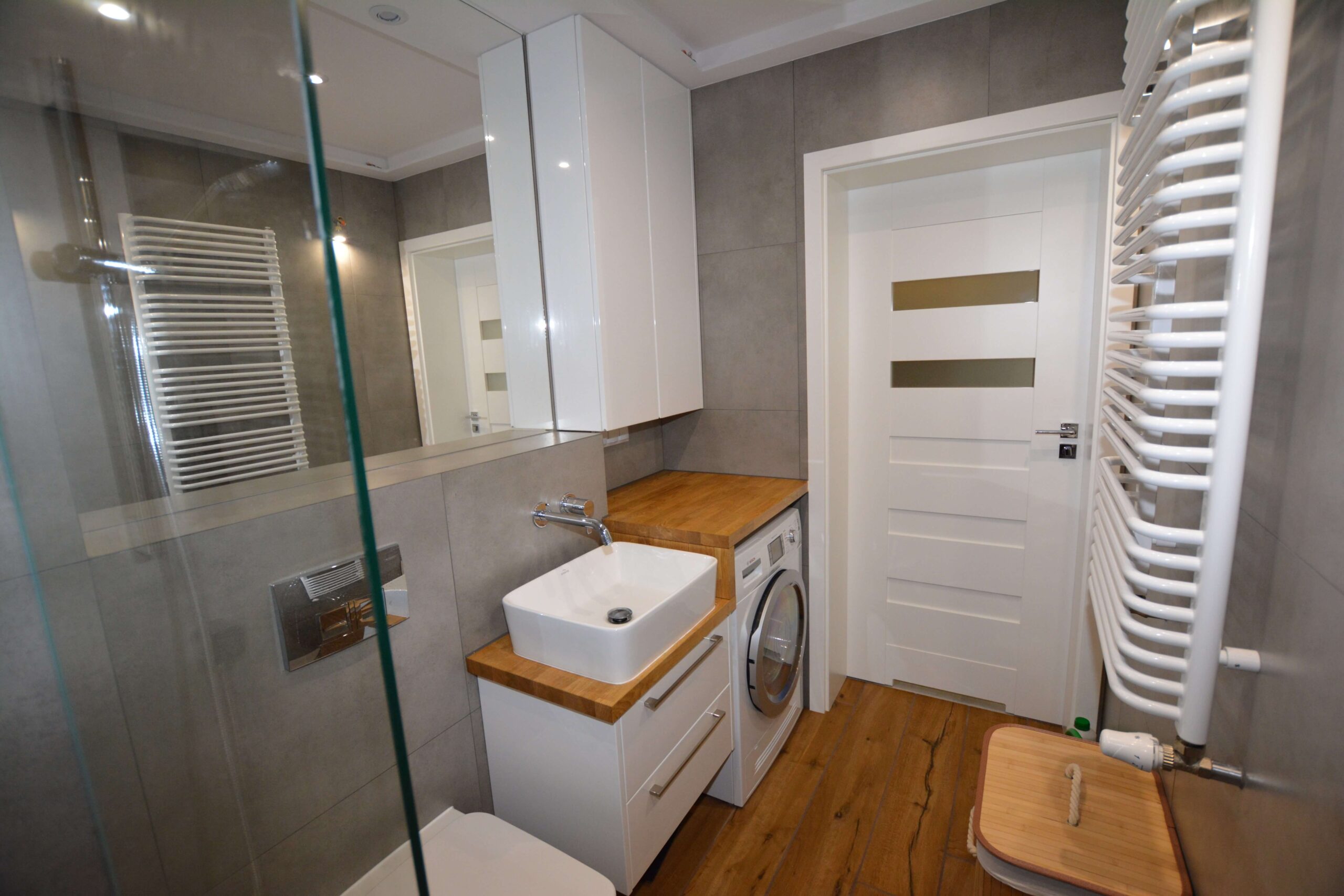 Modne kolory w łazience: Inspiracje i pomysły na aranżację kolorystyczną.